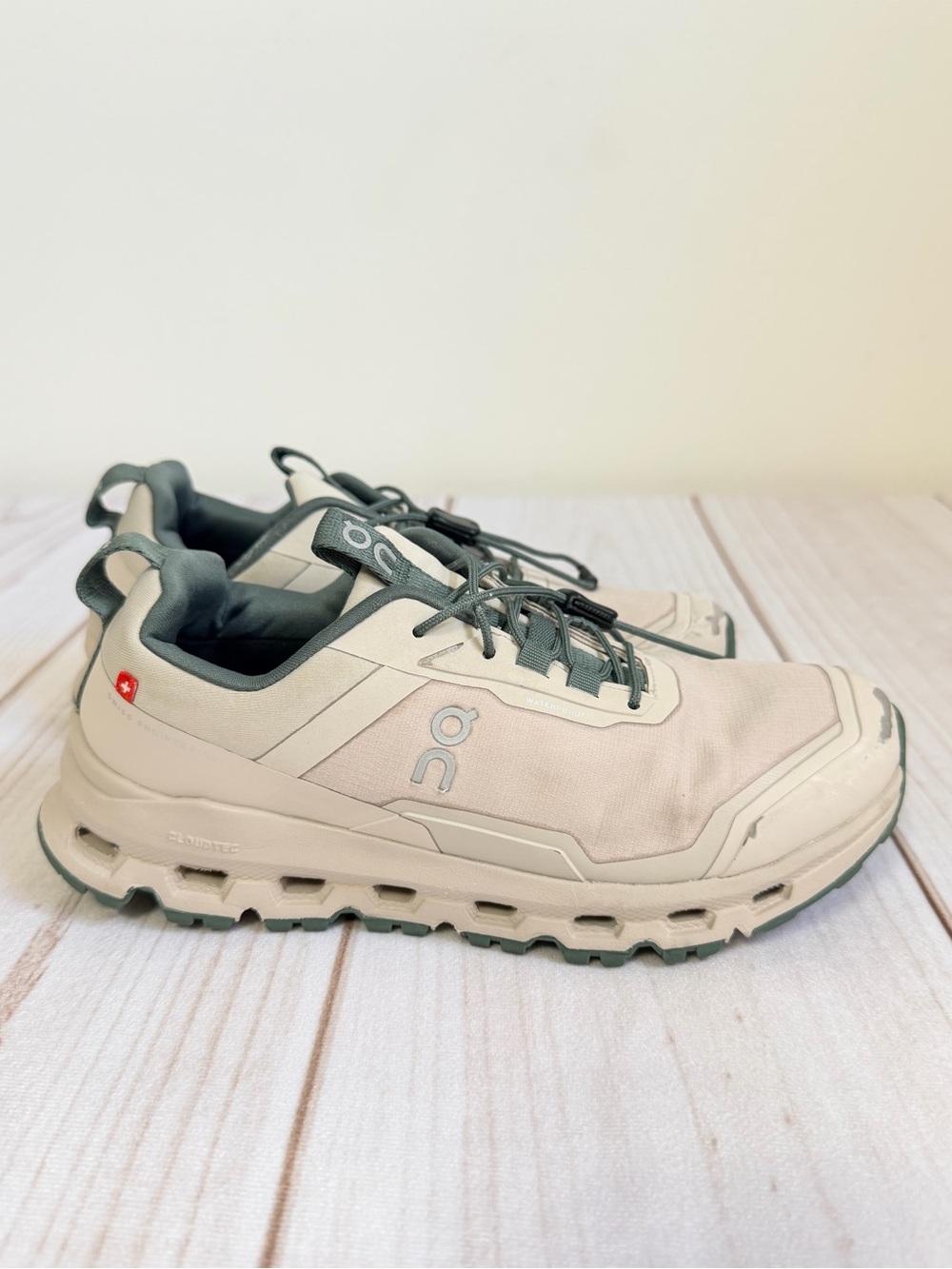 On Running Kids Cloudhero Waterproof Sneakers Size 3.5 Tan Slip On Elastic Laces